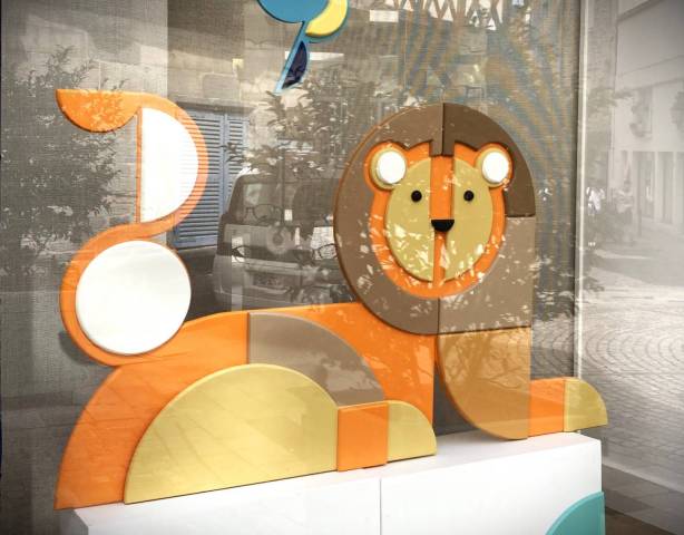 Un Design Rugissant pour vos Vitrines : La Sc�nographie Lion G�om�trique