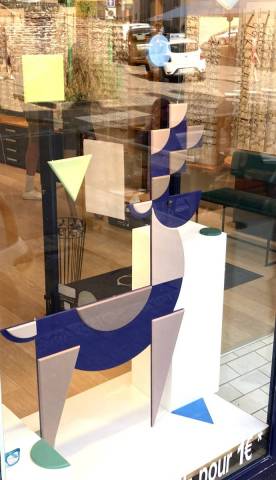 La L�g�ret� du Design : Un Cerf en Suspension