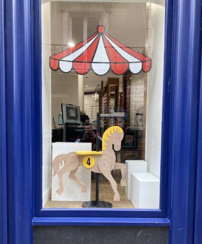 Sculpture 3D Cheval de Carrousel n�4 � Design Pop et Bois Naturel � Jaune Solaire